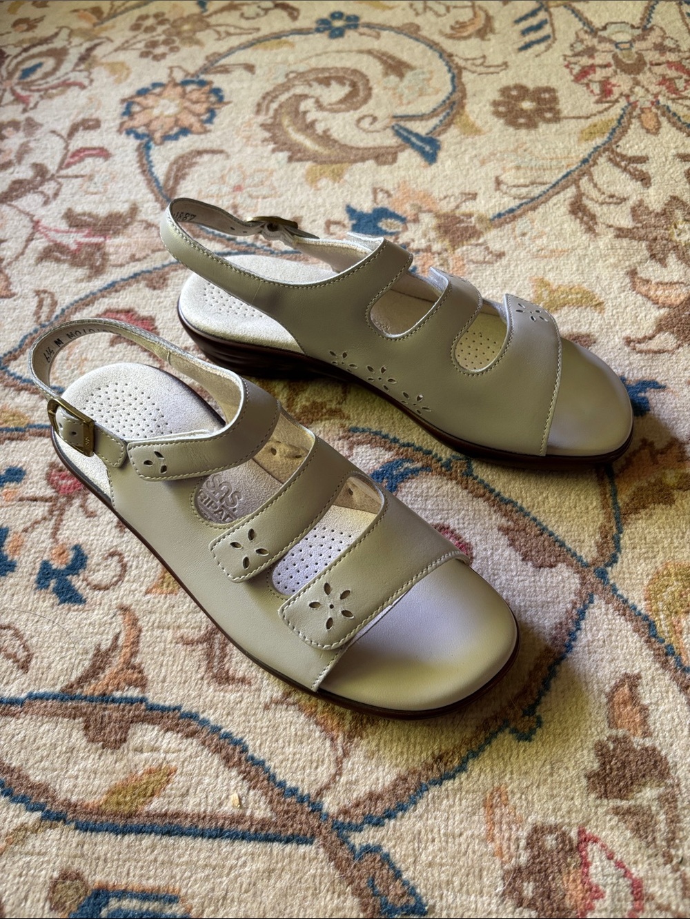 NWOT: SAS Quatro Bone Leather Slingback
Sandal. NWOT. Size 61/2 M. made in USA.